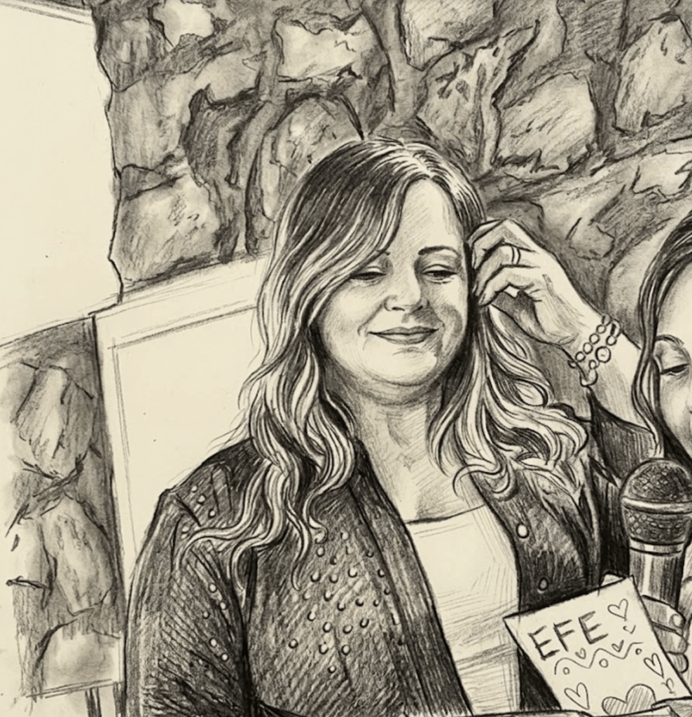 "Taş duvar önünde, elinde mikrofon tutan genç bir kız ile yanında duran ve saçını düzelten bir kadının kara kalem çalışması."
