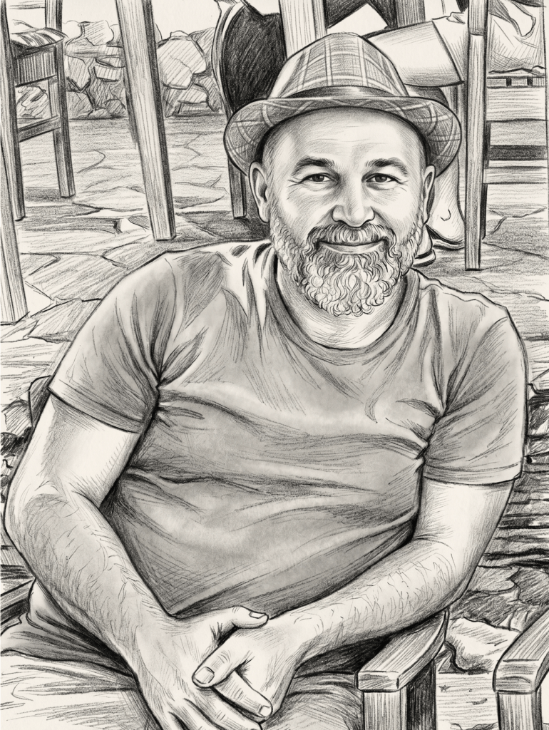 "Şapkalı, sakallı ve gülümseyen bir adamın dış mekanda, bir sandalyede otururken tasvir edildiği detaylı kara kalem çizim."