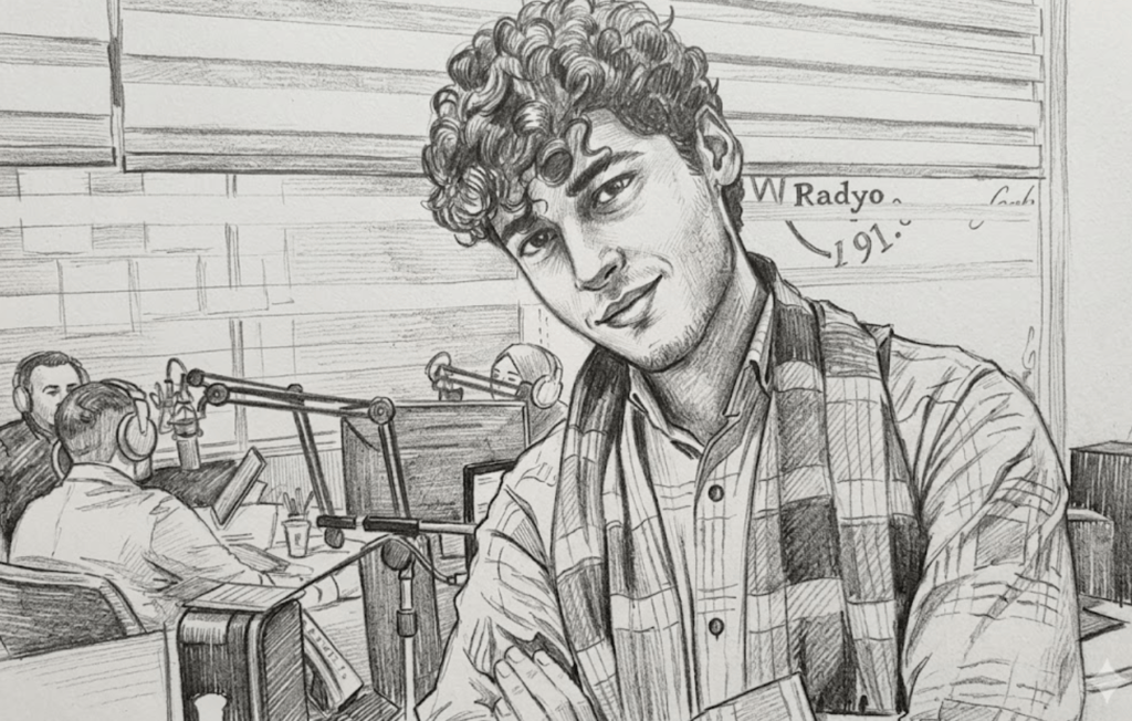 "Radyo stüdyosunda, mikrofonların önünde poz veren, kıvırcık saçlı ve ekose atkılı genç bir adamın kara kalem tarzında çizilmiş portresi."