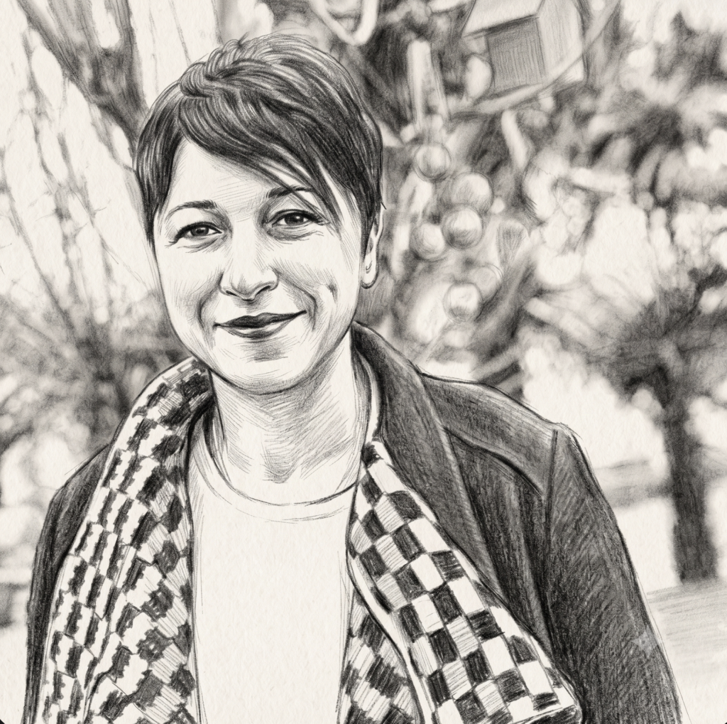 Kısa saçlı, gülümseyen bir kadının ince detaylarla işlenmiş, siyah-beyaz kara kalem portresi. Boynunda dama desenli bir atkı ve üzerinde koyu renk bir ceket bulunmaktadır; arka planda ise flu ağaçlar ve bir kuş yuvası figürü yer alır.