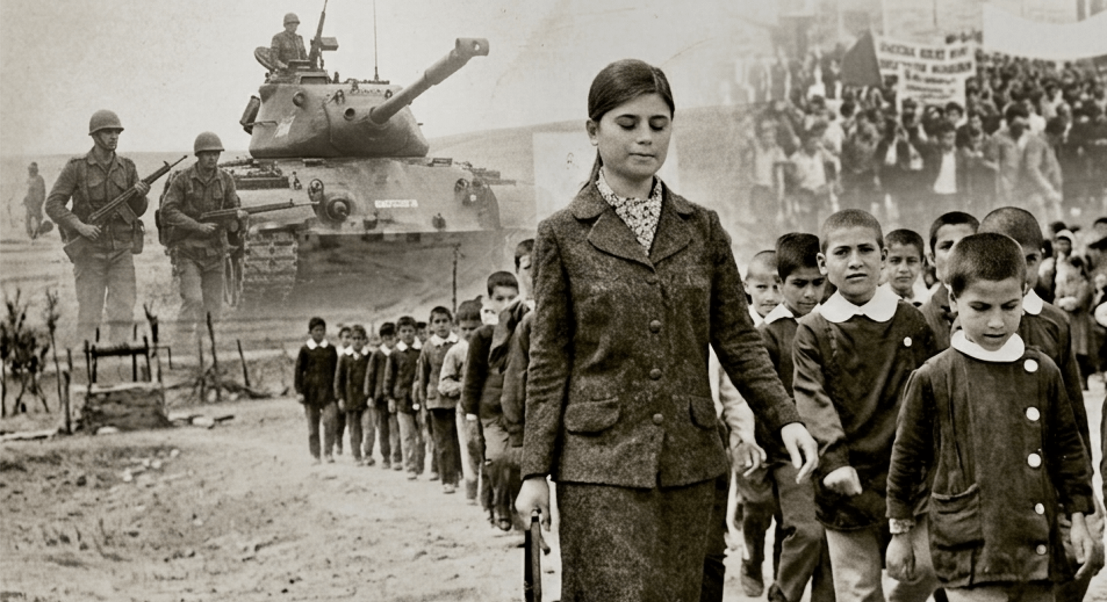 Bu tarihi fotoğraf, 12 Eylül 1980 askeri darbesi sonrası Türkiye’sinin sembolik bir tezatlığını sepya tonlarında sunuyor. Ön planda, modern giyimli genç bir kadın öğretmen, ellerinde çanta ve kitaplarla, önlük giymiş bir grup ilkokul öğrencisini toprak bir yolda geleceğe doğru yürütüyor.